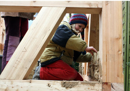 die Fachwerk-konstruktion wird ausgemauert