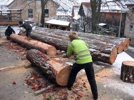 Das Rundholz wird geschält.