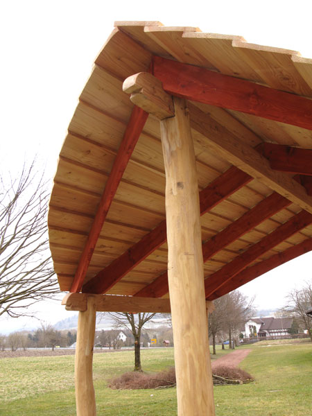 Pavillon aus Robinie mit Lärchenschalung