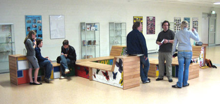 Phonomöbel aufgebaut in der Aula